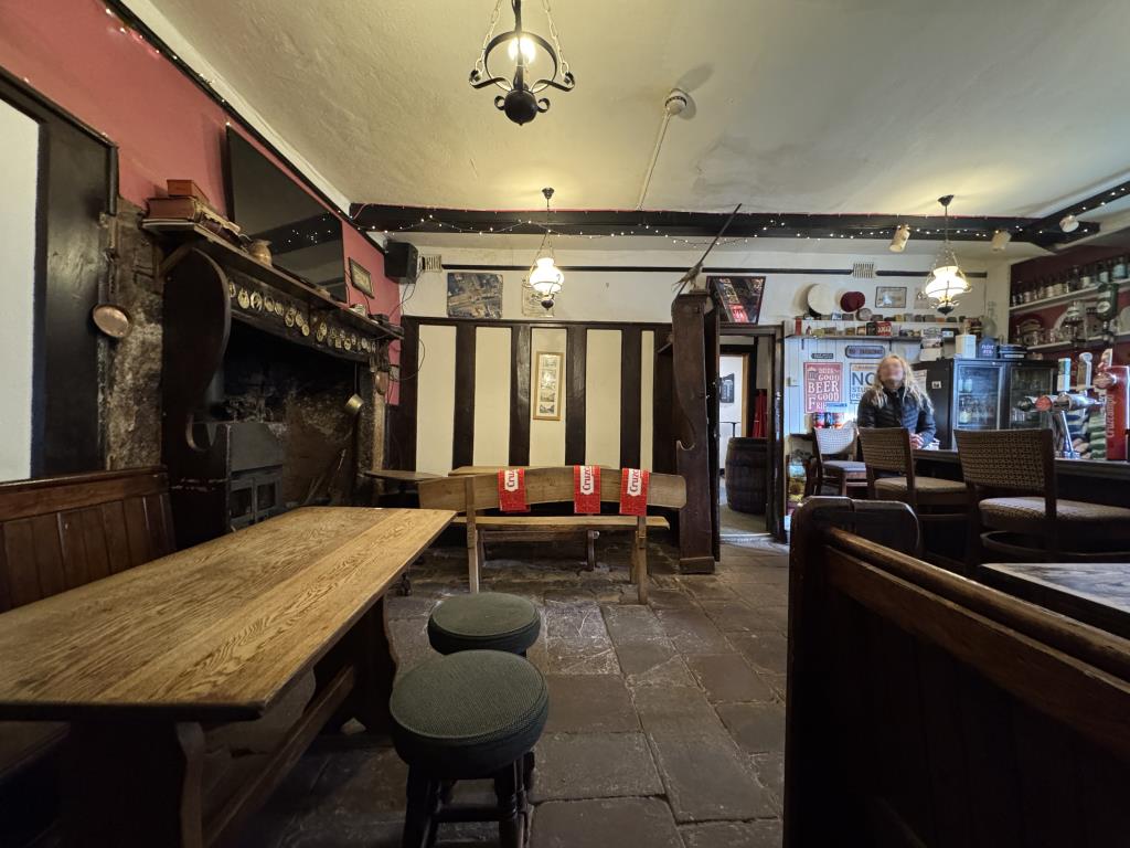 Lot: 115 - PUBLIC HOUSE WITH GUEST ACCOMMODATION - Bar area with fireplace